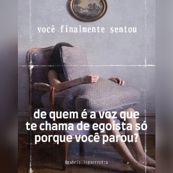 Publicação no Instagram: pessoa encolhida numa poltrona e o texto De quem é a voz que te chama de egoísta só porque você parou?